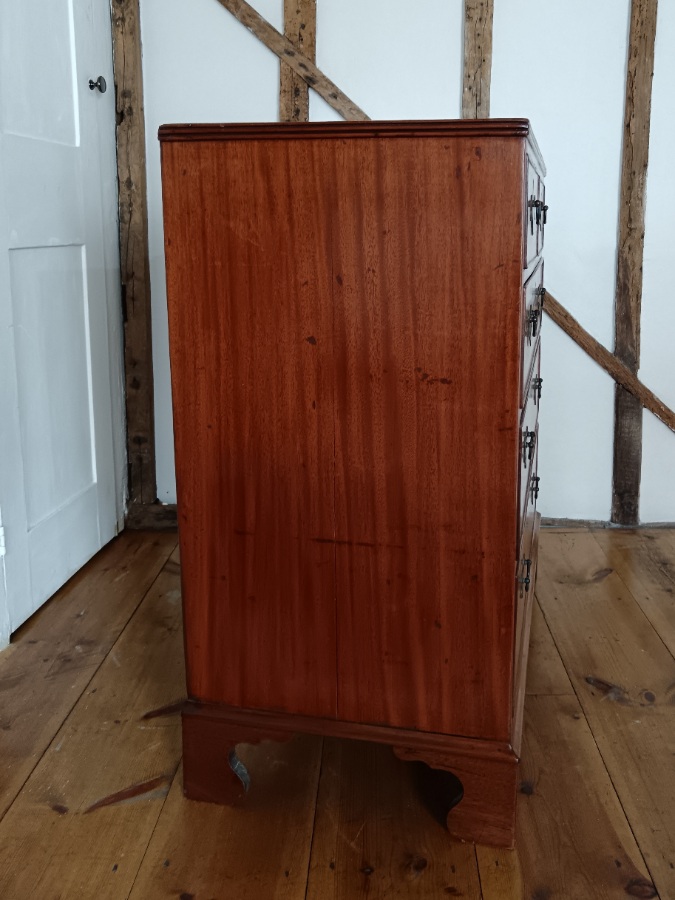 Georgian Mahogany Chest of Drawers of small proportions (6).jpg